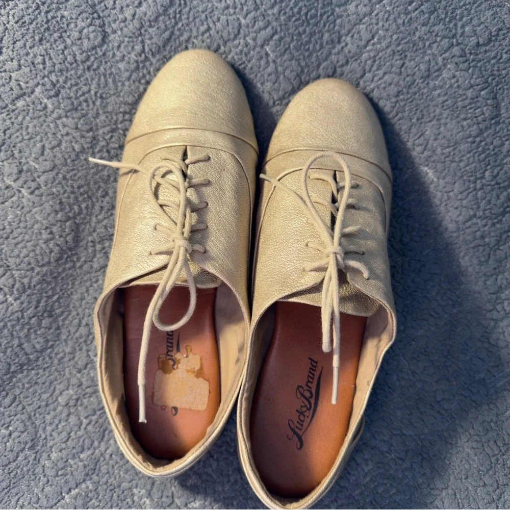 Lucky Brand Women's Gold Leather Oxford shoes, women’s 6 - Picture 2 of 9
